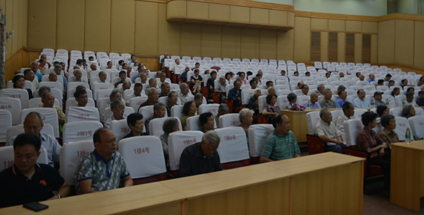 老教师们正在认真听校情通报