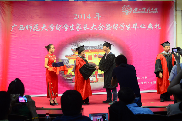 王枬书记亲自为毕业留学生颁发毕业证书（本文配图均为大学生通讯社韦一琦拍摄）