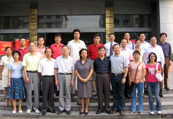 参加博士生座谈会的专家、校领导、博导及博士生合影留念。