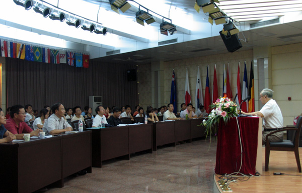 靳辉明教授做报告。