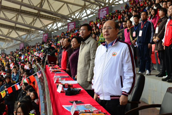 参加第四十四届校运会的校领导们和师生同唱国歌