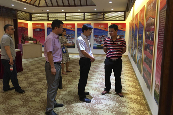 团区委副书记郑胜景一行参观东盟展厅_副本.jpg