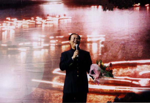 音乐系主任彭超在漓江渔火节开幕式上演唱歌王王洛宾的漓江轶作《我的家在漓江边》。（音乐系 供稿）