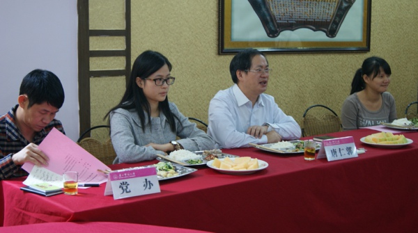 校党委副书记唐仁郭和同学们亲切交流