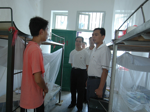 到“三下乡”学生宿舍看望学生