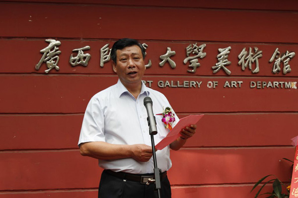 陈洪江副校长在开幕仪式上致辞(大学生记者团 张翡 摄)