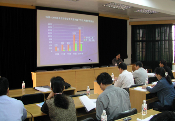 我校副校长刘慕仁教授正在向专家组汇报我校成人高等教育学士学位授予及管理工作情况。