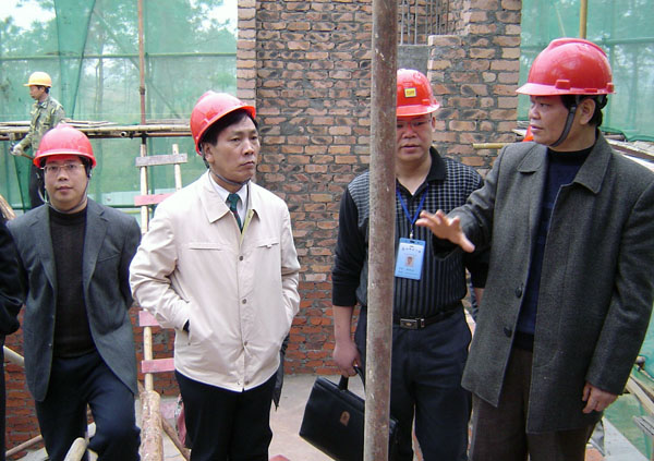 车芳仁副厅长（左二）考察施工工地。
