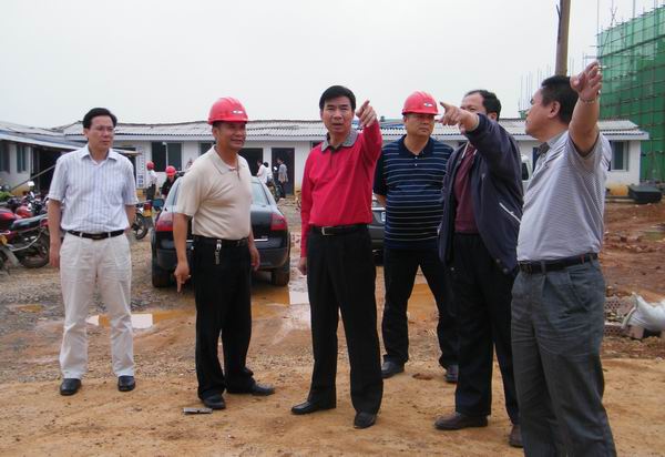 梁宏校长视察三期学生公寓施工现场