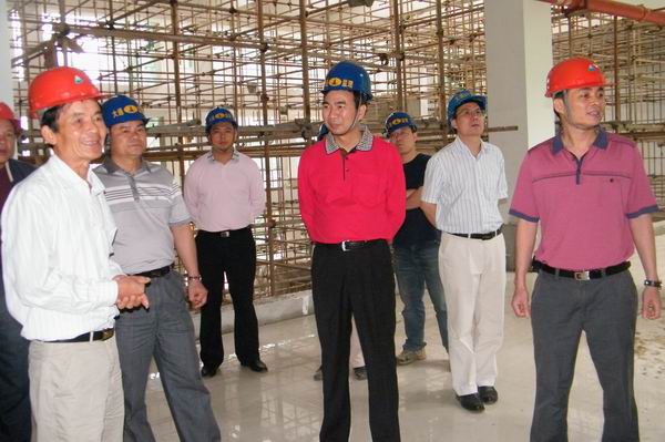 梁校长检查音乐综合楼建设情况