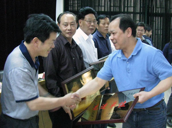 白晓军副校长为获奖单位颁发了牌匾。