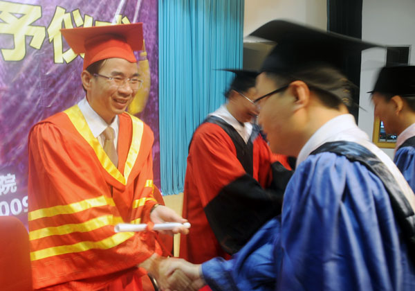 校长梁宏教授为毕业生授予学位。