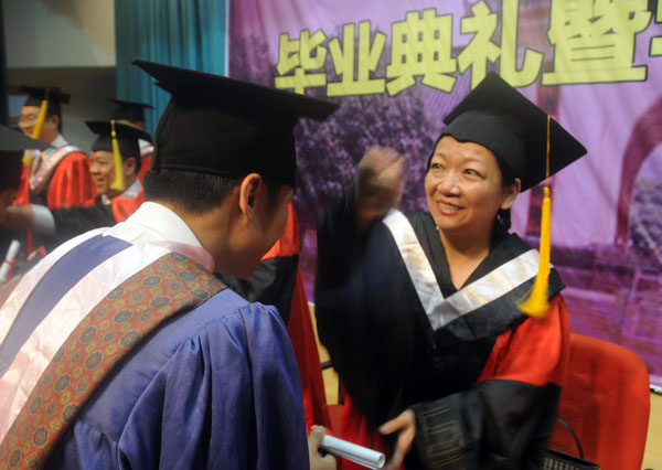 校党委书记王枬教授为毕业生授予学位。