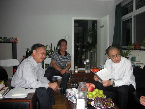 刘健斌副校长(图左)与梁文道先生座谈