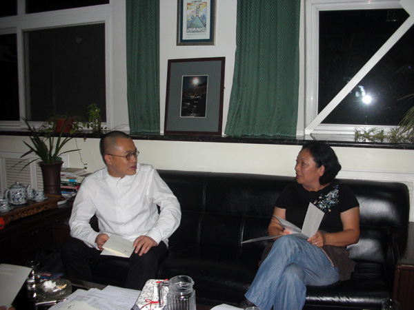 王枬书记(图右)与梁文道先生(图左)座谈