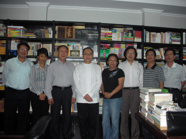 王枬书记、刘健斌副校长与梁文道先生在校出版社集团北京贝贝特公司合影