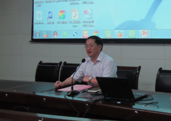 校党委副书记唐仁郭在会上讲话