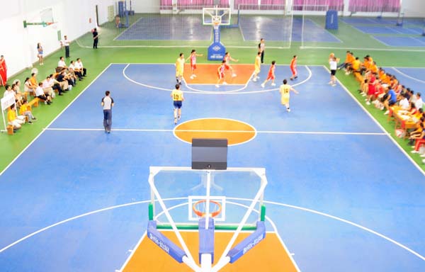 在新启用的体育活动中心进行了一场师生篮球对抗赛。