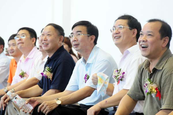 校领导们在新场馆观看球赛。