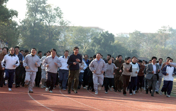 副处级以上干部环校跑拉开了本届校运会比赛的序幕。