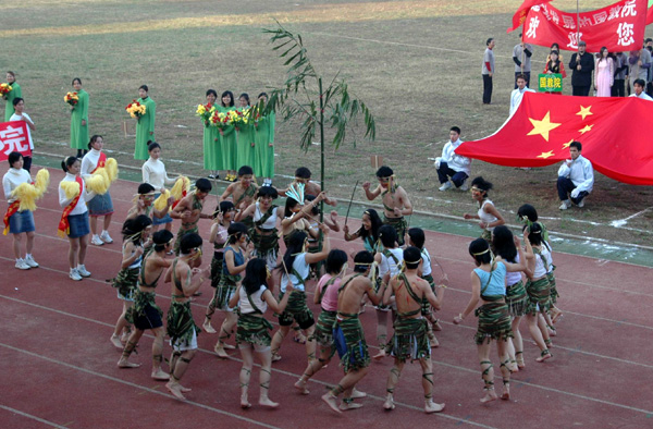 富有特色的院系开幕式入场表演。