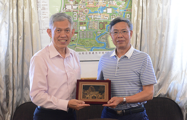 学校赠送礼物给基金会（宣传部 王董 摄）