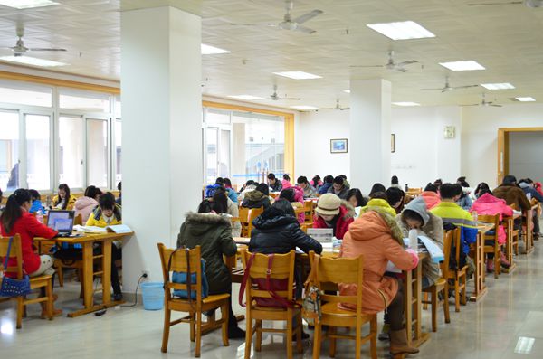 沉醉于书香之中（大学生通讯社 陈园园 摄）