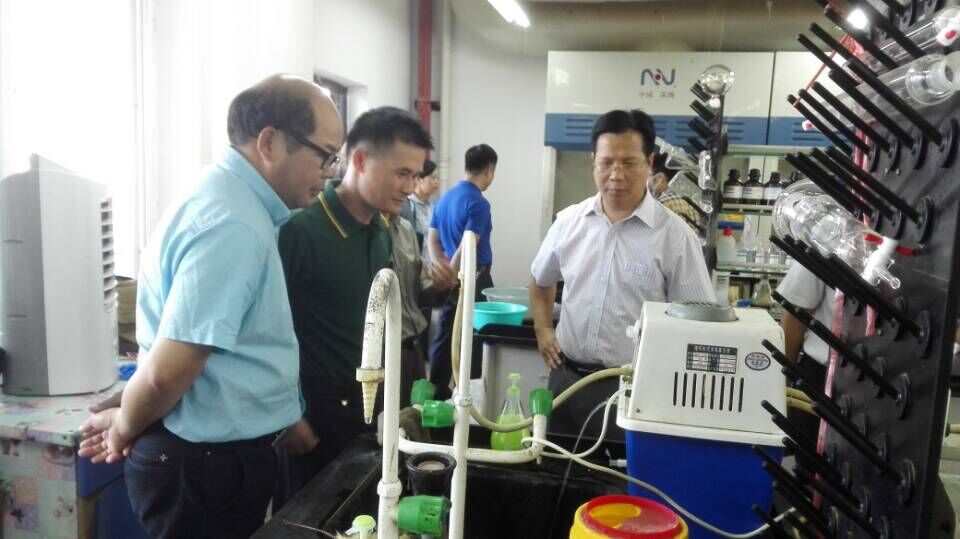 覃卫国副校长正在检查实验室的仪器设备