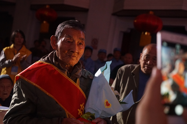 105岁的抗战老兵谢文武起立致意