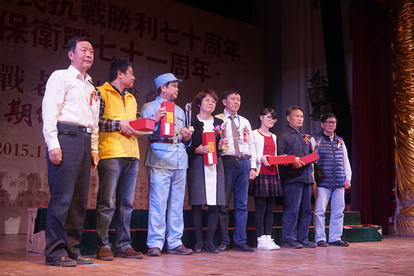 我校历史文化与旅游学院等单位接收纪念品