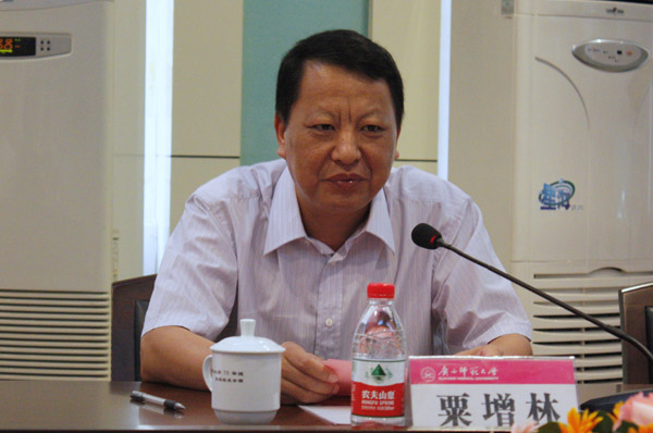 桂林市政协主席粟增林向我校教职员工表示诚挚的节日慰问（大学生记者团 甘科任 摄）