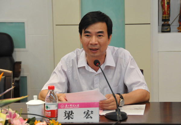 梁宏校长代表学校对粟增林主席等领导来校慰问指导表示衷心感谢