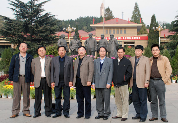 考察团成员在西柏坡博物馆前合影。