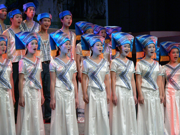 校合唱团的《黑衣壮的酒》、《山歌》大合唱获普通组一等奖。