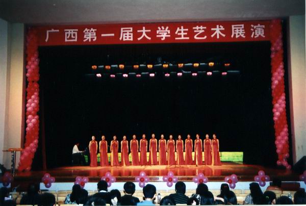 音乐系女生小合唱《渔村摇篮曲》、《吐鲁番之夜》获专业组二等奖。