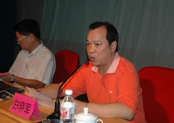 我校副校长白晓军主持报告会