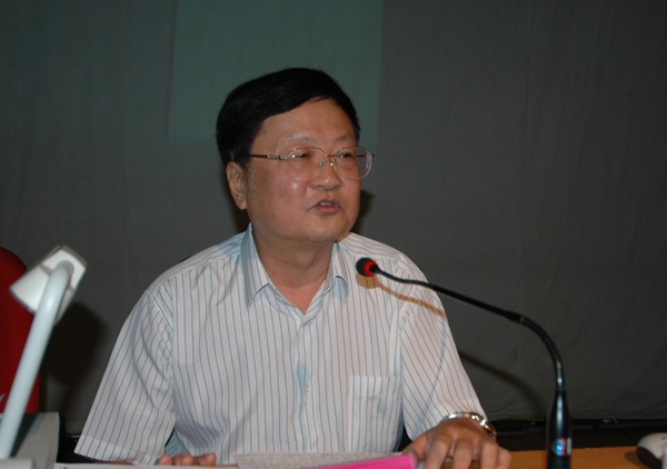 甘幼玶教授在做报告