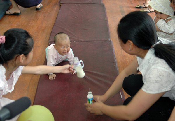 别哭，宝贝，再来几步这两瓶牛奶就是你的啦。