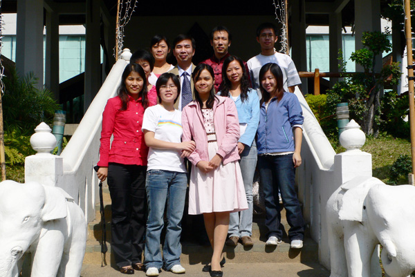 梁宏校长与我校派驻泰国的汉语志愿者代表合影留念。