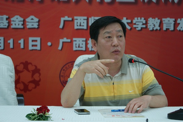 广西报业集团副总编于起翔在作“公益活动与新闻媒体的运用”的报告