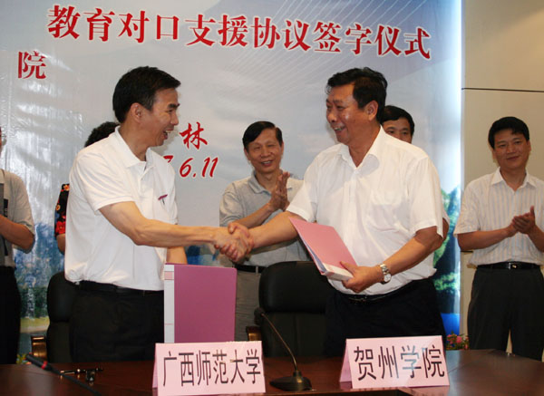 梁宏校长（前排左）和陈洪江校长分别代表两校签订协议。