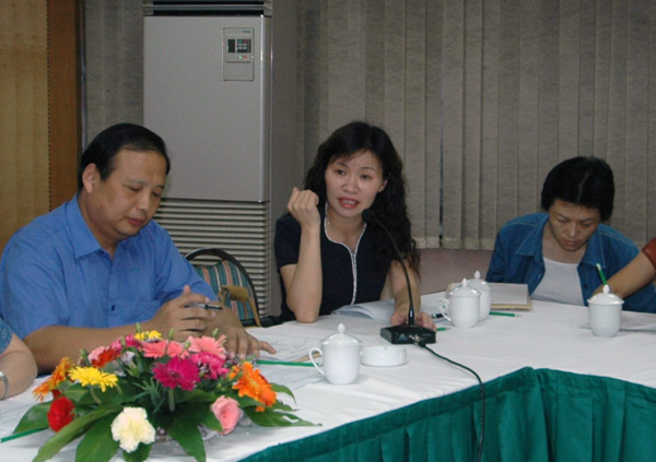 林娜副书记介绍我校情况。