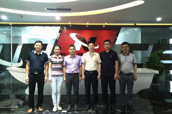 考察韦经航校友企业——南宁（中国—东盟）商品交易所后合影