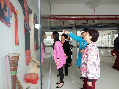 丁静总会计师陪同客人参观音乐学院