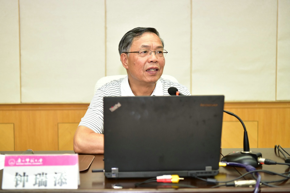 钟瑞添教授就高校教师意识形态作专题讲座.JPG