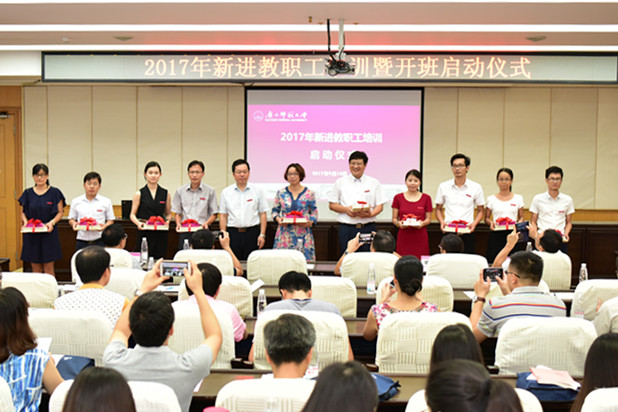 贺祖斌校长向新进教职工赠送礼物.JPG