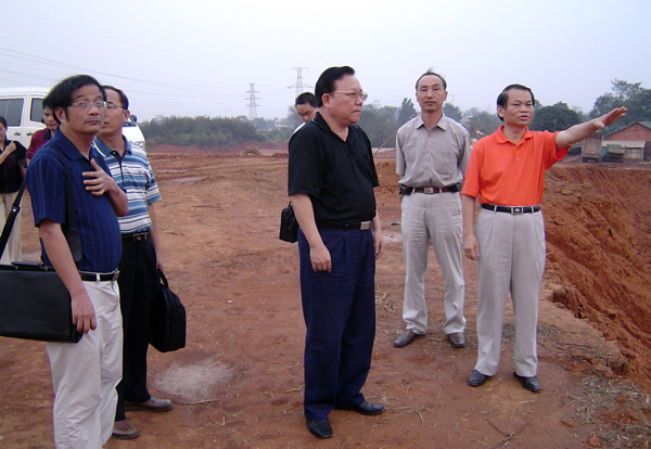 实地考察雁山新校区建设工地。