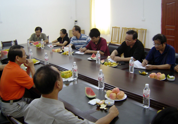 双方在交流座谈。