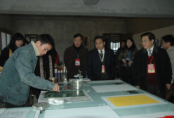 专家组一行观看了我校美术学院艺术设计专业学生的实践创作演示