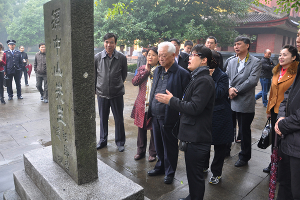 周铁农副委员长一行参观王城碑刻